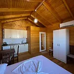 Jupis Chalet-city View Getaway * Durrës